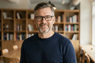 Homme de 45 ans portant des lunettes de vue rectangulaires en acétate écaille de tortue, style rajeunissant, dans un bureau moderne